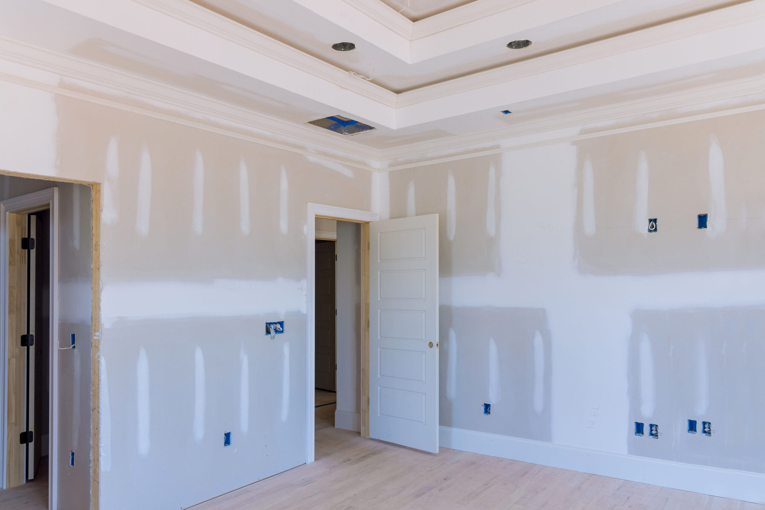 Laid plastering gypsum on the walls and ceiling of a newly built house to drywall seams